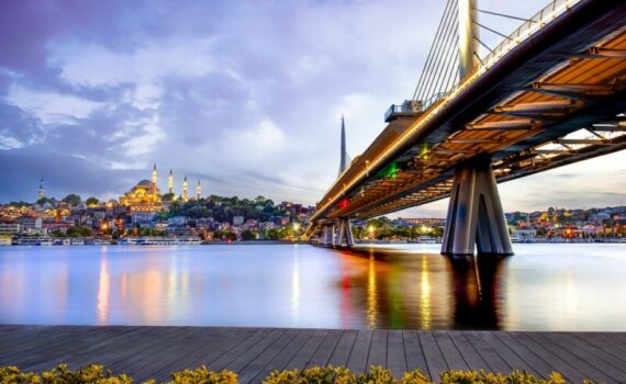 Uhrzeit Türkei an der Bosporus Brücke in Istanbul