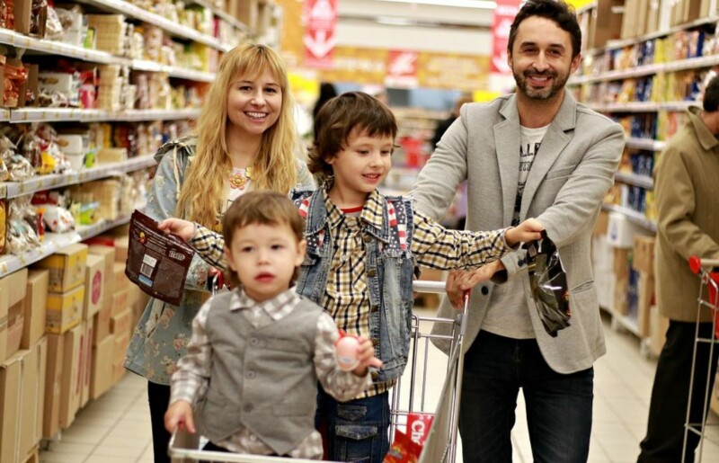 Black Friday Angebot - Familie beim Shoppen